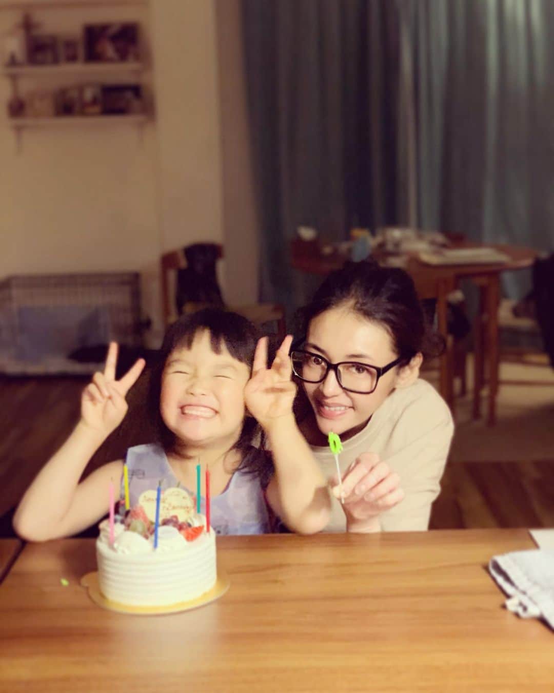 内藤陽子のインスタグラム：「12月13日 大好きなニコが6歳のお誕生日を迎える事ができました🎂 6年間、2人でよくがんばってくれて ありがとう👏 もうすぐ小学生だなんてね、 わたしが母親なんてね。w さぁ、ここからは高校卒業まで 12年間、 また2人で試行錯誤しながら 駆け上ろうぜっ💪  #ニコ #しあわせ」