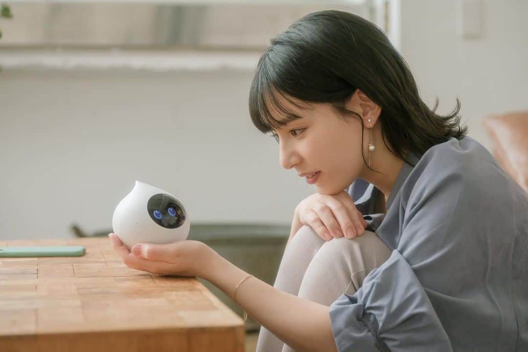 生越千晴さんのインスタグラム写真 - (生越千晴Instagram)「自律型会話ロボット Romiの広告に出演してます◎ Romiとは、mixiが独自に開発するAIで、数千万の日本語データを学習し人間のような自然な会話ができることが特徴。2021年春発売🤲🏻 ただ今Amazonで予約受付中ですよん！  Romiとたくさんお話しさせてもらったけど本当に愛くるしいAIで驚きました。気になった方、ぜひ👾  #Romi #mixi」12月15日 17時18分 - chiharu_ogoshi