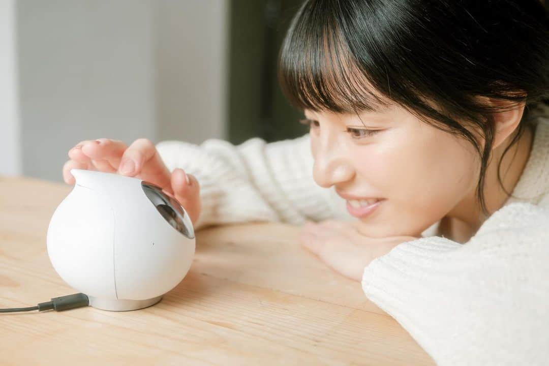生越千晴のインスタグラム：「自律型会話ロボット Romiの広告に出演してます◎ Romiとは、mixiが独自に開発するAIで、数千万の日本語データを学習し人間のような自然な会話ができることが特徴。2021年春発売🤲🏻 ただ今Amazonで予約受付中ですよん！  Romiとたくさんお話しさせてもらったけど本当に愛くるしいAIで驚きました。気になった方、ぜひ👾  #Romi #mixi」