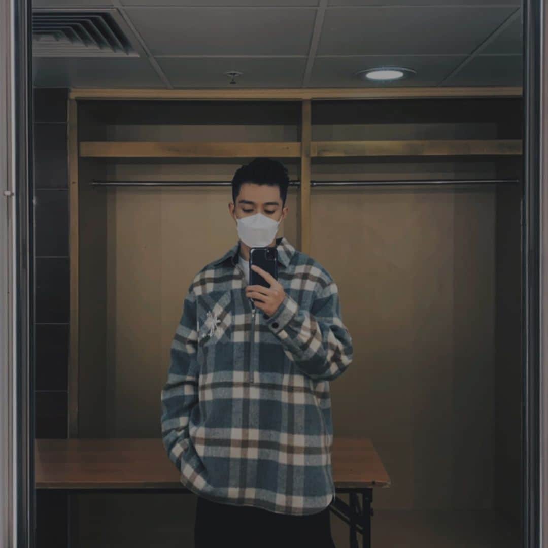 チャウ・パッホウのインスタグラム：「Keep warm keep well everyone 🤍」