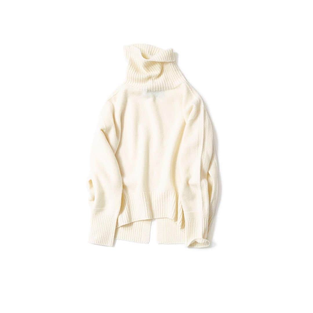 のインスタグラム：「・ K.Kshop ♦️Recommended♦️ ・ ♦︎boussole ブソル／ラムウールタートルネックニット（OffWhite) ・ ブランド名のboussole"ブソル”は、フランス語で羅針盤。 一緒に 旅に出たくなるようなニットをコンセプトに 2006年に誕生した日本の ニットブランドです。こちらは、 boussole(ブソル)定番のホールガーメントニット。 ゆとりのあるフォルムと、袖から肩にかけて、ガーター編みでラインを繋げたサドルショルダー仕立ては、肩が小さい方にも大きい方にもリラックスして着て頂けます。 衿をクシュクシュさせてラフなスタイルでも、内側に折り返して凛としたタートルネックでも楽しめ、秋冬に大活躍できるアイテムです。 ・ #kkcloset #kkshop #菊池京子 #kyokokikuchi #コーディネート #coordinate #code #ootd #outfit #style #knit #ivory #オフホワイト #relax #madeinjapan」