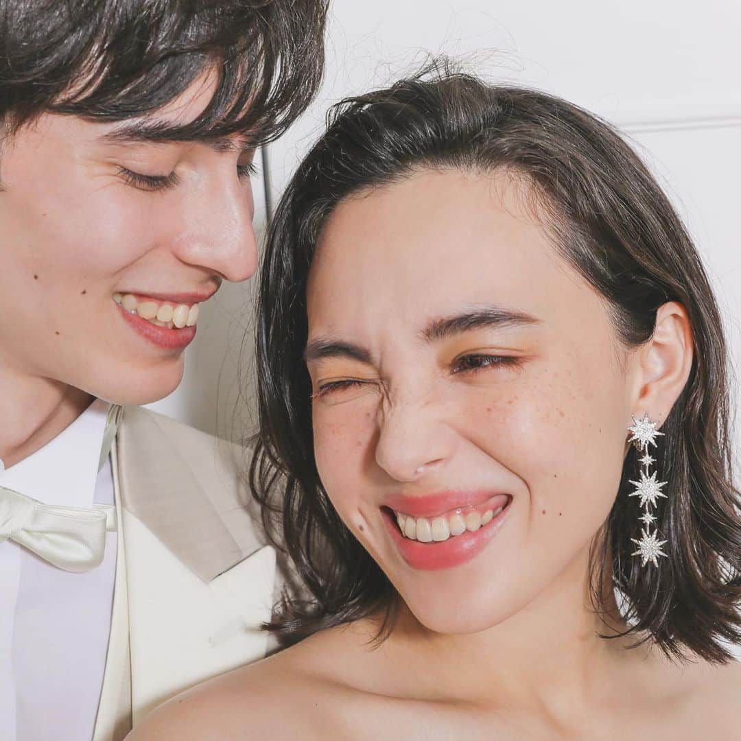 CLAIREのインスタグラム：「超アップ！いつもの笑顔で📸 飾らない2人の写真もステキ💛 ・ @clairebridalstudio」