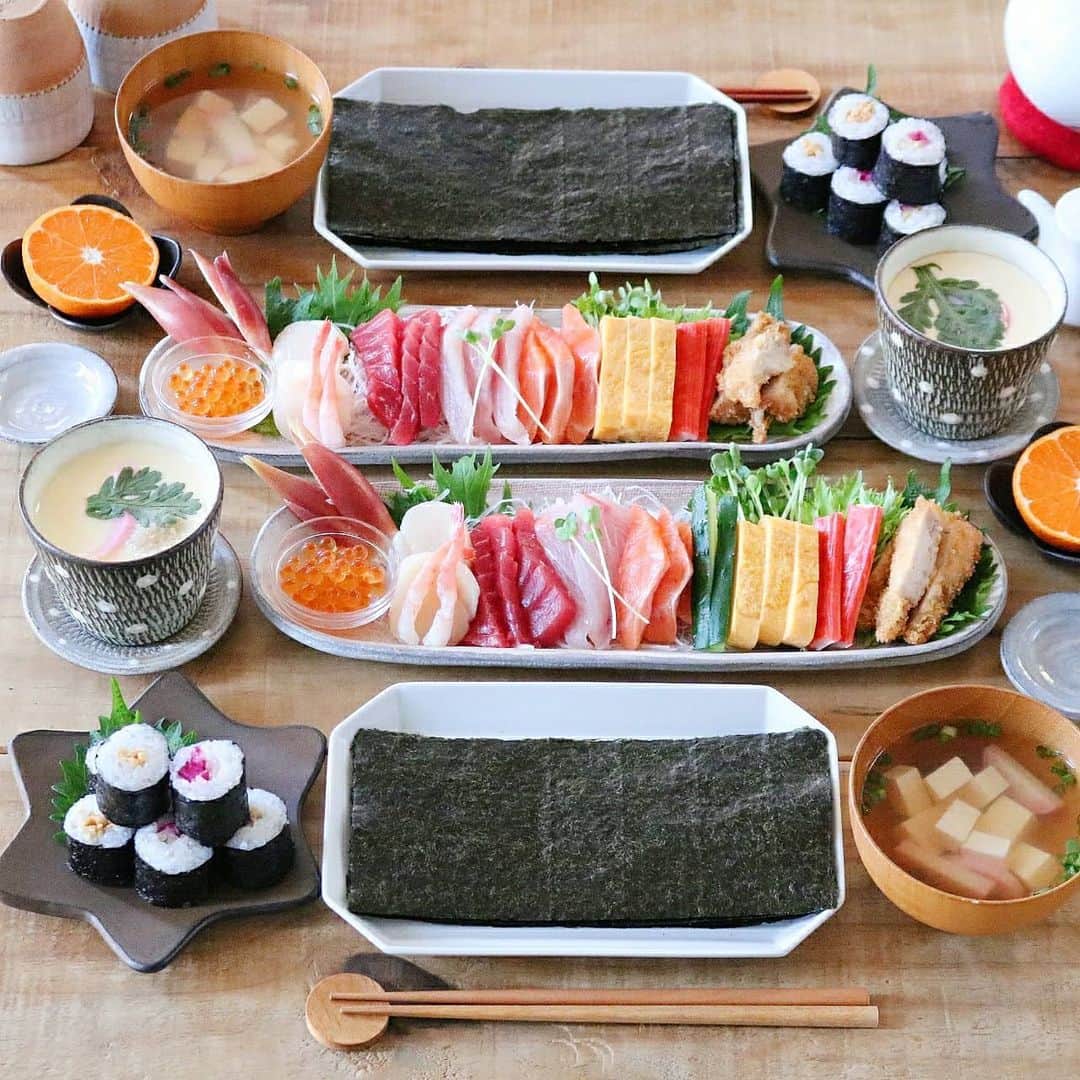 yunaのインスタグラム：「♩ . . 前回もお伝えしましたが、わたくし「 #元気いただきますプロジェクト 」の投稿キャンペーンに九州代表として参加させていただいてます🙋‍♀️ . . 「 #元気いただきますプロジェクト 」は 新型コロナウイルス感染症の影響で行き先を失っている「国産食材」を食べて応援しよう‼️というプロジェクトです。 . . 前回は熊本のあか牛をお取り寄せしましたが、今回はポケマル( @pocket.marche )から、佐賀県よりひので水産さんの「佐賀海苔」をお取り寄せしてみました❗ せっかく美味しい海苔をお取り寄せしたので、手巻き寿司にして食べることに♪ . . 歯切れもよく、海苔の風味も強くて、手巻き寿司にぴったりでした😋 美味しかったなぁ～ . . みなさんもよかったら一緒に、地元のおいしい食材をお取り寄せして、#元気いただきます九州沖縄 をつけて投稿してこのプロジェクトを盛り上げましょう🎵 . . #元気いただきますプロジェクト#元気いただきます#元気いただきます九州沖縄#マカロニメイト#Promotion#九州#佐賀#佐賀海苔#おうちごはん#手巻き寿司#🍣#海苔#yunaご飯」