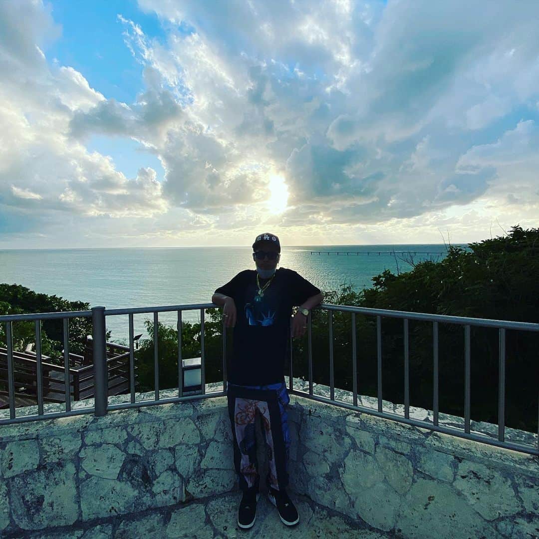 DJ HALのインスタグラム：「沖縄ありがとうございました！ 約一年振りでした☀️2020年行けて本当によかった！  天気はよくなかったけどたまたまご来光に感謝🙏🏾 色々な場所に行って色々食いましたが.... 最終的にシルミチューに行けて何か開いた気がしました⭐️ めちゃくちゃよかった！  来年は離島に絶対に行く！カチャーシーで盛り上がりたい🔥  P.S..... 皆さん　@abemamix  投票の方宜しくお願い致します🙏🏾」