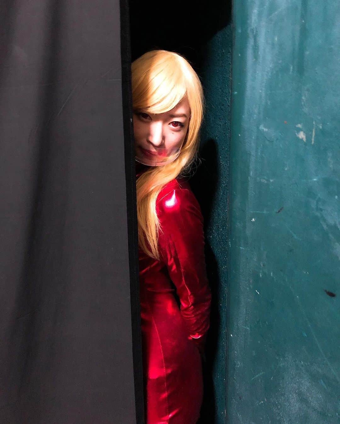 香衣さんのインスタグラム写真 - (香衣Instagram)「存魔露威度(アーマロイド)  どのように文字に起こせばいいのやら いいとやら混乱しまして でもこの大きな感謝な気持ちを 伝えたくて伝えたくて言てますけども。  4月の初の稽古の日 とてもひよっておりました。 周りに、あいつが主演なのかよ。 って思われてるんだろうと被害妄想ばかり膨らみプレッシャーに押しつぶされそうでした。 この子だったらどう演じるんだろう？ もっとスムーズにクリアできるんじゃないか？とかばかり考えておりました。  正直2度の延期の間に色んな経験ができ 私は私なんだ、誰かに寄せる必要はない。 ジュリエットを演らせていただく以上 私にしかできないジュリエットを演ろうと覚悟ができました。 むしろ延期してよかったです。 4月の時点ではまだ確立できてませんでした。 かと言って自信などはひとかけらもなく 皆の個性に刺激を受ける毎日でした。 作品は皆でつくりあげるもので 皆が未熟な私を支えてくれて 舞台に立つことができました。  こんなとってもめちゃくちゃなお話で ジュリエットをすることができたのは 私らしいなとも思います。  お客様に観ていただくのも 不安が大きかったですが こんな時期にも関わらず 来てくれる人は来てくれる！ あたたかい！ 楽しんで楽しませたいという一心で 力を振り絞りました。  2度の延期した結果 更に感染者が増えている世の中 年末にようやくできて感謝しております。 こんな中だからこそ 思いっきり馬鹿をできてよかった。  #東京おかわり美女 に 携わってくださった全ての皆様 ありがとうございます‼︎  拙い文章でした。  おまけに私の意味のわからない アップの仕方を動画でお届けします。  香衣  #コブジュリ#cobra #Juliet #コブラアンドジュリエット #下北沢#楽園#下北沢楽園 #小劇場#舞台#演劇 #赤#red#ボディスーツ #stage#でかい川#river #dance#全力#馬鹿#コメディ #金髪#ジュリエット #ゴブリン串田#白井サトル #香衣」12月15日 17時28分 - kaicai