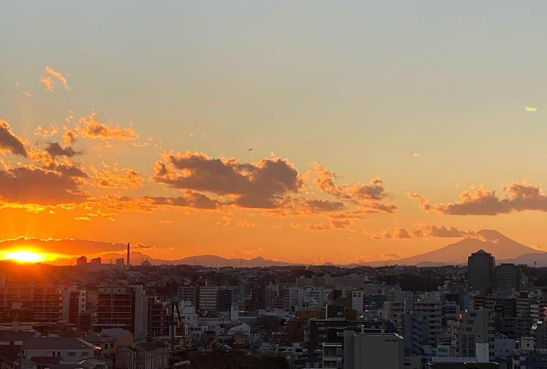 鶴見辰吾さんのインスタグラム写真 - (鶴見辰吾Instagram)「今日の夕焼けは、窓に釘付けになるほどの美しさだった。 今日も一日ありがとう。」12月15日 17時29分 - shingo.tsurumi