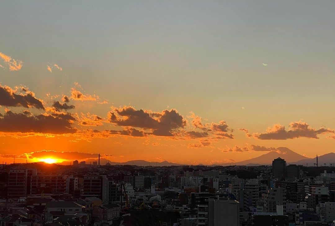 鶴見辰吾さんのインスタグラム写真 - (鶴見辰吾Instagram)「今日の夕焼けは、窓に釘付けになるほどの美しさだった。 今日も一日ありがとう。」12月15日 17時29分 - shingo.tsurumi