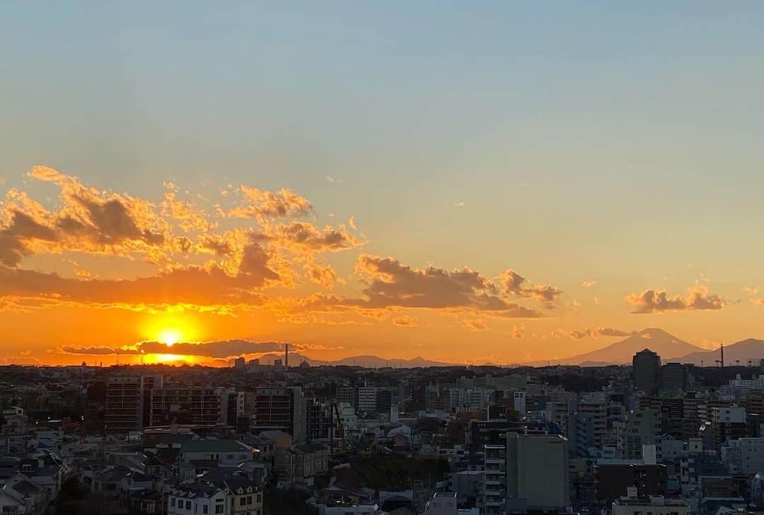 のインスタグラム：「今日の夕焼けは、窓に釘付けになるほどの美しさだった。 今日も一日ありがとう。」