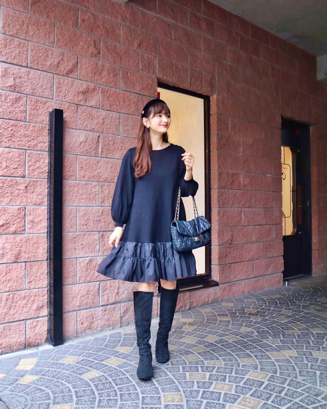 のインスタグラム：「珍しく全身ブラック🖤🖤🖤 このワンピース、めちゃくちゃ楽で可愛い🥸！ 裾のティアードがお気に入りです✨ そして、久しぶりに膝上丈のお洋服を着たなあ…🤭  headband @chapeaud_o #chapeaudo  dress @apuweiser_official #apuweiserriche  bag @chanelofficial #chanel boots @rosebud_official_ #rosebud  #coordinate#ootd#Japanese#japanesegirl#instafashion#rubi_fashion#男の子ママ#新米ママ#新作#冬服#アプワイザーリッシェ오오티디#아웃핏」