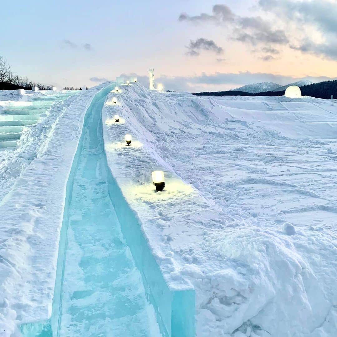 星野リゾート　トマムのインスタグラム：「毎年大人気のアイスヴィレッジの氷の滑り台。今年は全長27メートル以上になりました❄️  #HoshinoResorts #星野リゾート #tomamu #hoshinoresortstomamu #星野リゾートトマム #トマム #risonaretomamu #リゾナーレトマム #risonare #リゾナーレ #北海道旅行 #星野集團 #Hokkaidotrip #アイスヴィレッジ #icevillage」