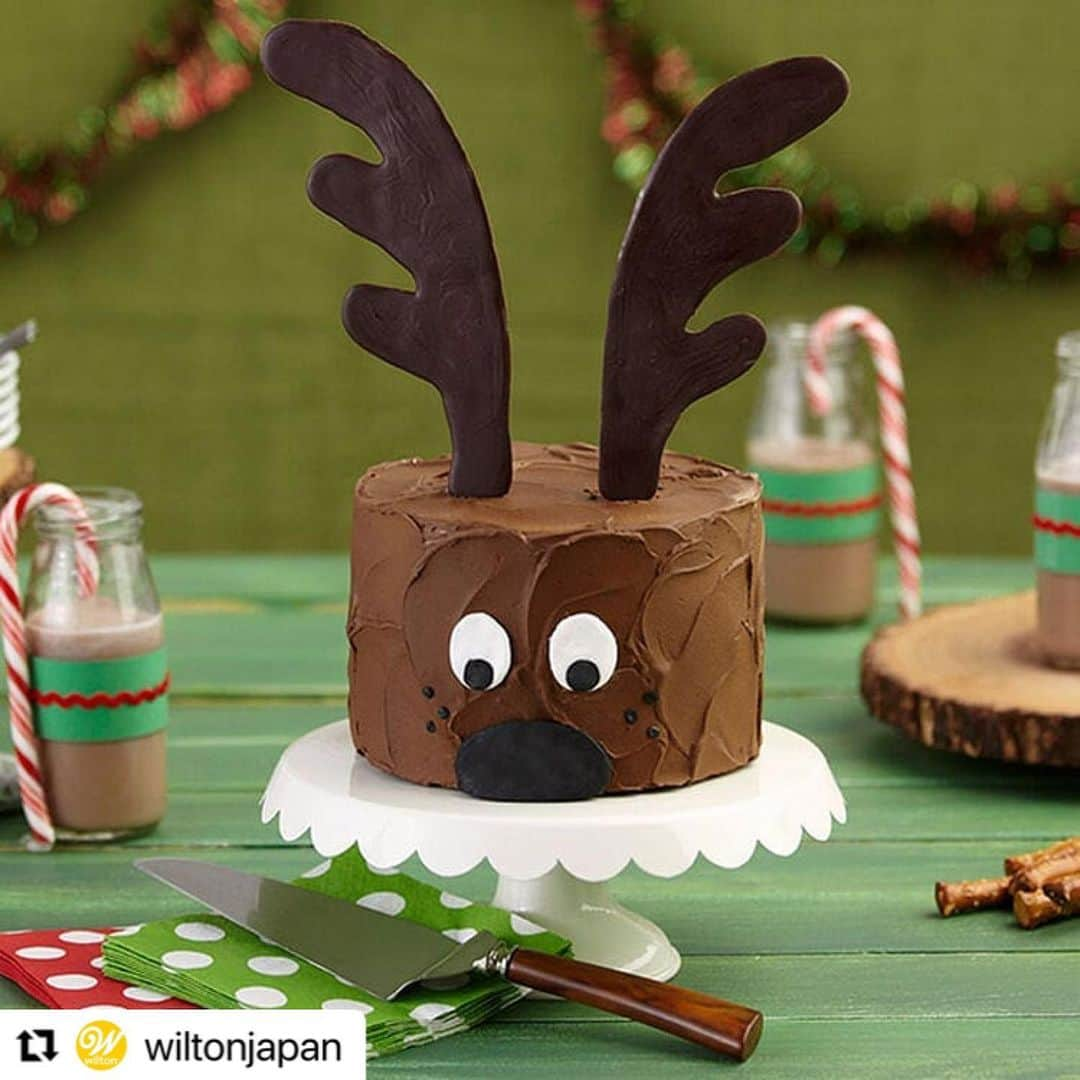 entre squareさんのインスタグラム写真 - (entre squareInstagram)「クリスマススイーツを作るなら、キャンディメルツがとても便利✨ チョコレートクリームやクッキーのチョココーティング、アイシングなどなど ぜひご活用ください🍰🍩🧇  ダークココアキャンディメルツ https://www.entresquare.com/fs/onlinestore/1911-6066c  ライトココアキャンディメルツ https://www.entresquare.com/fs/onlinestore/1911-6070c  #Repost @wiltonjapan with @make_repost ・・・ チョコレートのクリームを塗ったケーキに、めと鼻を描いてチョコレートのツノを挿したら、トナカイの完成🎄🎅🎁✨ あれ？トナカイさんって真っ赤なお鼻じゃないんでしょうかね⛄️？ * 残りわずかですが、ツノを作るのに便利な、ダークココアキャンディメルツ販売中です🍫 ダークココア、ライトココア、ブラックのみとなり販売終了です😭 @entresquare @entresquare_paypay @entresquare.rakuten * #wilton #wiltonclass #cakes #reindeer  #christmascake #buttercream #icingcake #chocolatecake #ウィルトン #ウィルトンクラス #ケーキデコレーション #チョコレートケーキ #トナカイ #ケーキ #クリスマスケーキ #おうち時間 #手作りお菓子」12月15日 17時34分 - entresquare