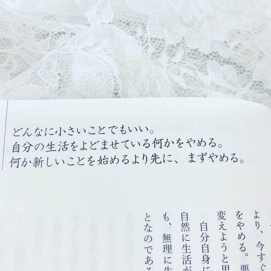 美人百花さんのインスタグラム写真 - (美人百花Instagram)「15年分の美人百花の連載をまとめた齋藤薫さんのコラム集、「美人だけが知っている１００の秘密」🥀 発売が迫っていますが、Amazonなどでネットで注文してくださった方はもうお手元に届いたとの報告がインスタグラムを通じて届きはじめました🥰  「読んだあと、気持ちが軽くなって元気になる」「ずっと読んでいた連載、一冊になったものを改めて読めるのがうれしい」など、うれしいコメントが。みなさんも、この年末年始、ぜひお手にとってさらに美人になってください📚🌹  写真は美人力の連載より👒 文章は、96／100 美人と〝やめること〟より👗  書籍『美人だけが知っている100の秘密』  全国の書店で12月18日発売！  発売：（株）角川春樹事務所 著書：齋藤薫 四六版仮フランス装　336頁 2020年12月18日発売　 本体価格　1,600円  #美人百花  #齋藤薫 さん　#本 #本好きな人と繋がりたい #読書 #読書好きな人と繋がりたい #読書部　#美人だけが知っている100の秘密」12月15日 17時36分 - bijinhyakka
