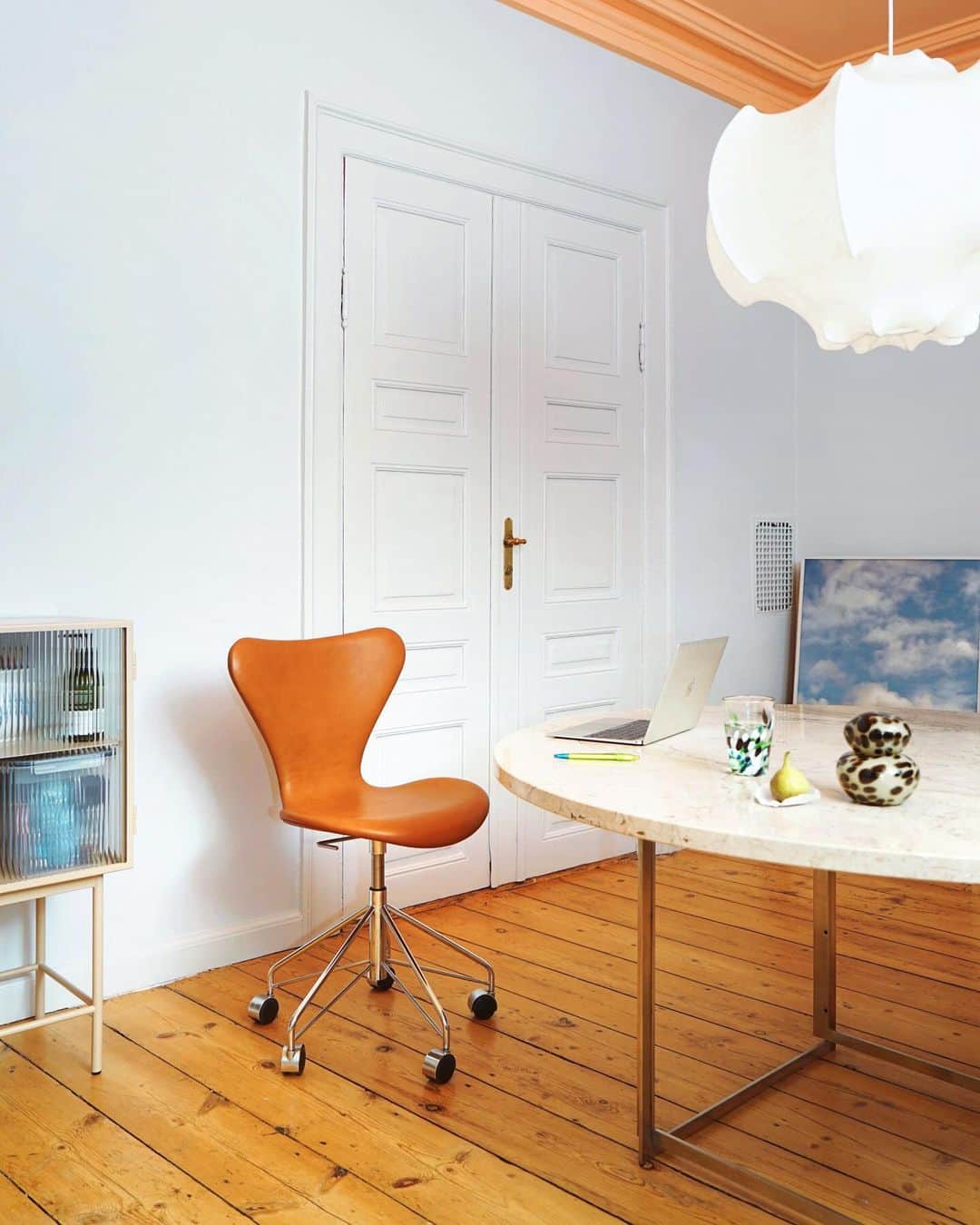 フリッツハンセンさんのインスタグラム写真 - (フリッツハンセンInstagram)「Still working from home? The Series 7™ swivel chair by Arne Jacobsen is one of our most popular desk chairs. It’s no surprise. The elegant, practical design is pure form and function  Photos:  @fredrikkarlssoninteriors @celinehallas @michaeldansk @monicasteffensen  Explore more via link in bio.  #fritzhansen #series7 #arnejacobsen #homeoffice #chair #office #danishdesign #furnituredesign #세븐의자 #セブンチェア #프리츠한센 #フリッツハンセン」12月15日 17時36分 - fritzhansen