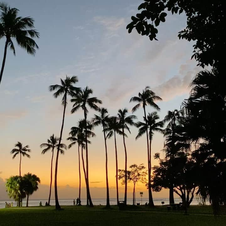 エビアン・クーのインスタグラム：「Beautiful time of the day 🌅」
