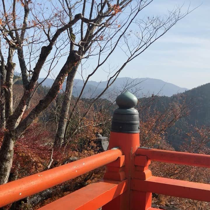 落合隼亮のインスタグラム：「Dec.2 2018 During his visit to Tokyo for Sound&Fury anime meetings, Stu and group of friends went to visit Kurama temple in Kyoto. This temple was the model of the Dojo that gets ambushed by the evil brothers on Remember to breathe.  When Sturgill heard about the temple from Jumpei Mizusaki, he had no hesitation to visit this temple regardless of the tight schedule. Everyone was very moved by his strong respect to the creators and to our culture.  And this kind of action motivated the creators not to half ass this project including myself.  Because this temple is located waaayy up in the mountains of Kyoto and had to climb thousands of stairs to get to the main temple. He was always deeply engaged and took great responsibilities. #sturgillsimpson #soundsndfury #grammys #2018 #kyoto」