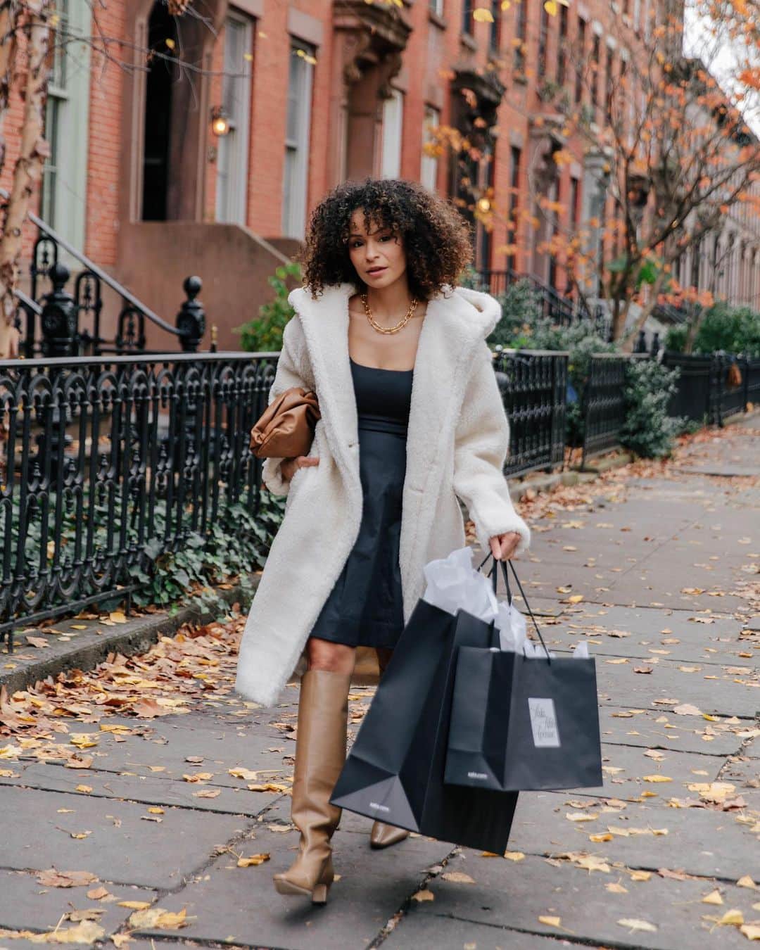 Saks Fifth Avenueのインスタグラム：「We make last-minute gifting easy. Visit the #SaksHoliday gift guide or virtually shop our NYC Flagship store via video chat. For more information, email concierge@s5a.com.」