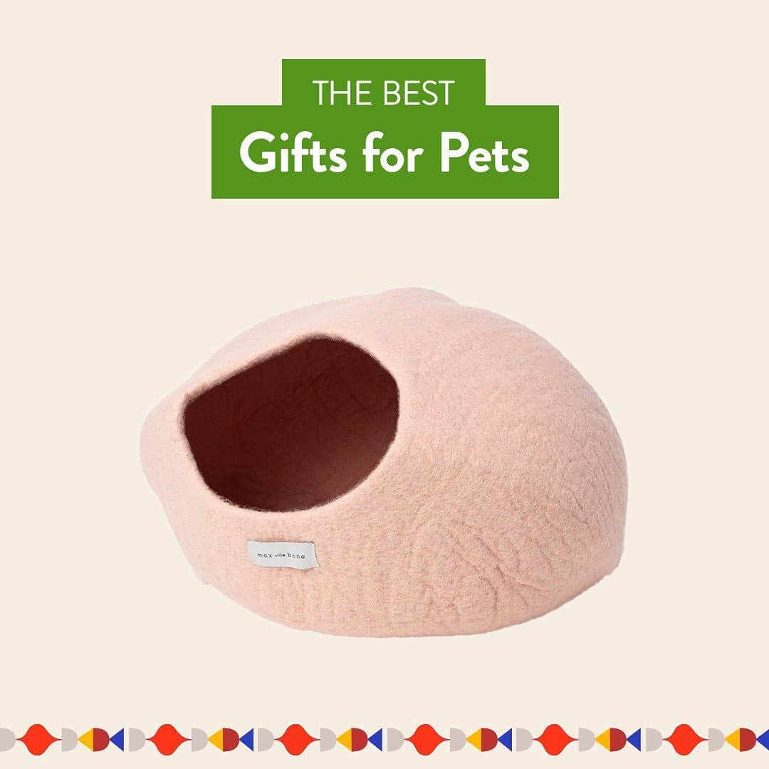 Nordstromさんのインスタグラム写真 - (NordstromInstagram)「Our pets bring us joy every day, so it goes without saying that they deserve a little something to show how much we love them! Swipe for a roundup of our favorite gifts for your furry family members, from toys and accessories to the coziest beds they'll love to snuggle up in. Shop these presents and more at the link in bio. Plus, pick your order up curbside and leave the wrapping to us! 🐕 🐈 #MakeMerry #stayNspired​」12月15日 8時44分 - nordstrom