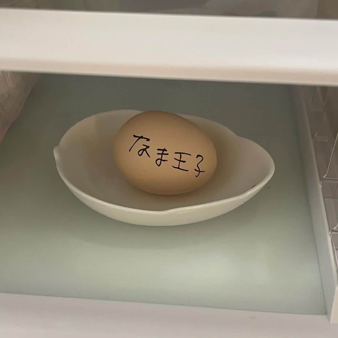 那須ミラノのインスタグラム：「冷蔵庫が平和すぎるwwww 生王子ってなに🤴www」