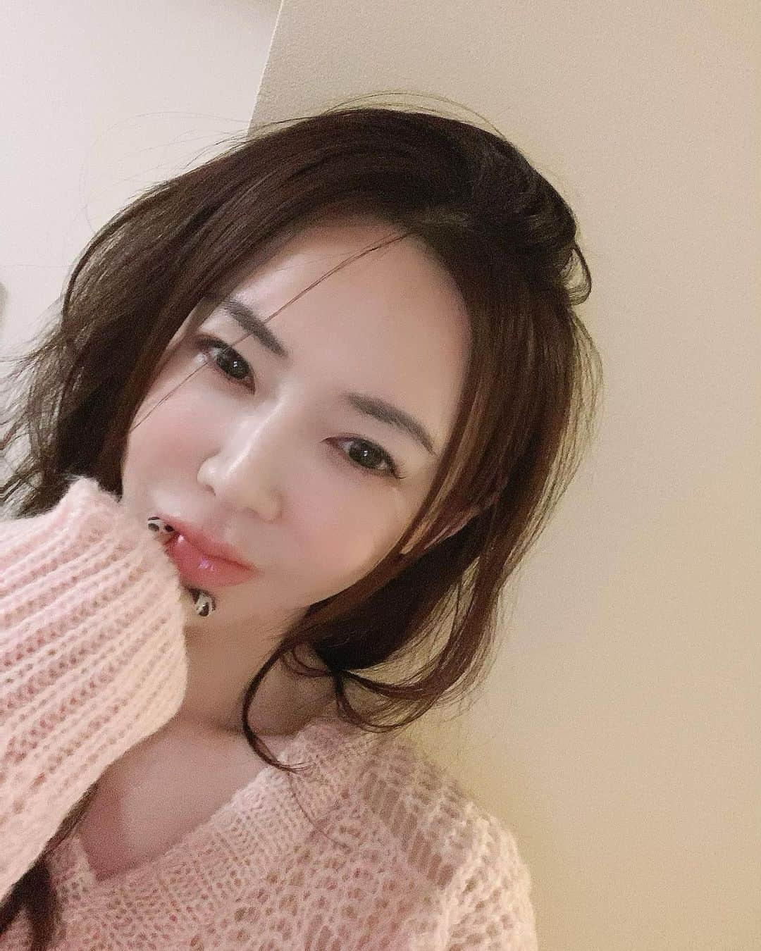 岩本和子のインスタグラム：「おはよ💕 寝起きですが😅」