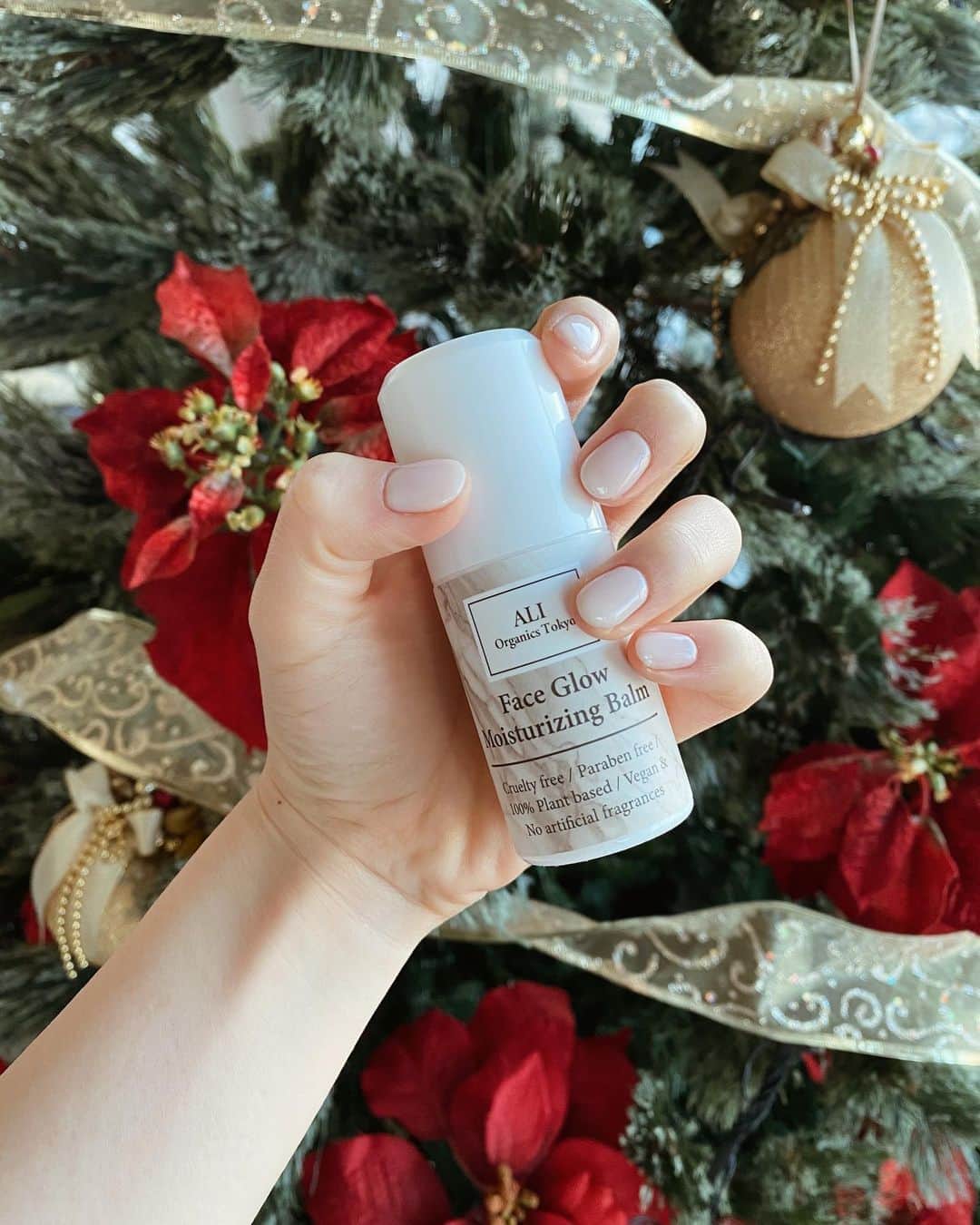 青山舞莉のインスタグラム：「edited → not edited  . . . got my nails done yesterday🤍 . . . @ali_organics_tokyo cutest packaging and the best product. 100% vegan and cruelty free. all you need is this face glow moisturizing balm. your skin will literally glow after using this.   #pr #アリオーガニックトーキョー #ali_organics_tokyo #20秒スキンケア」
