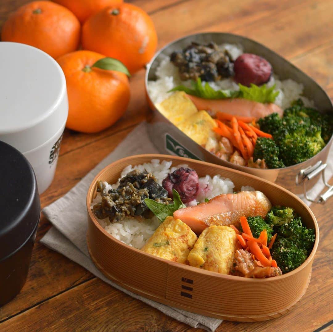 yukiyoのインスタグラム：「2020.12.15* ・ 今日のお弁当 ・ なす味噌、梅干しごはん 青ネギ入り玉子焼き 焼き鮭 ブロッコリーごま和え 人参ごま炒め 竹輪マヨ醤油 ・ みかん1人3個 お湯入れるお味噌汁 ・ ・ 土日は沼尻温泉・沼尻高原ロッジに行ってきました。 とてもお洒落な宿で お料理も美味しくて♡ また行きたいなと思いましたよ。 ・ GoTo一旦停止になるそうですが 世の中落ち着いたらみなさんも是非〜 ・ @yuki_hike にちらりと載せてます。 ・ #お弁当 #obento #bento #lunch #lunchbox #onthetable #japanesefood #暮らし #曲げわっぱ #lin_stagrammer #ロカリ #おうちごはんLover #マカロニメイト #IGersJP #フーディーテーブル」