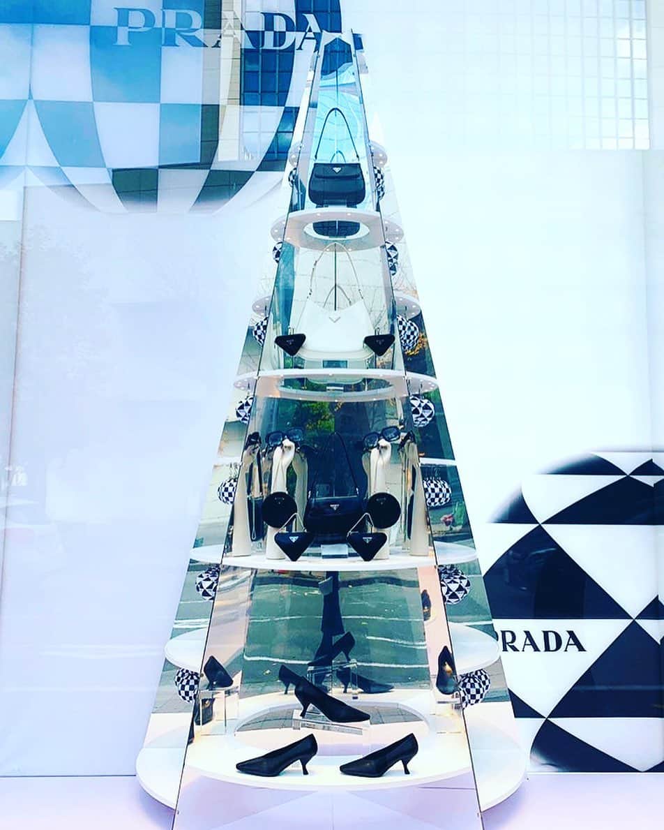 のインスタグラム：「おはようございます(๑′ᴗ‵๑)✨  #1日1クリスマスツリーinKOBE #PRADA神戸店」