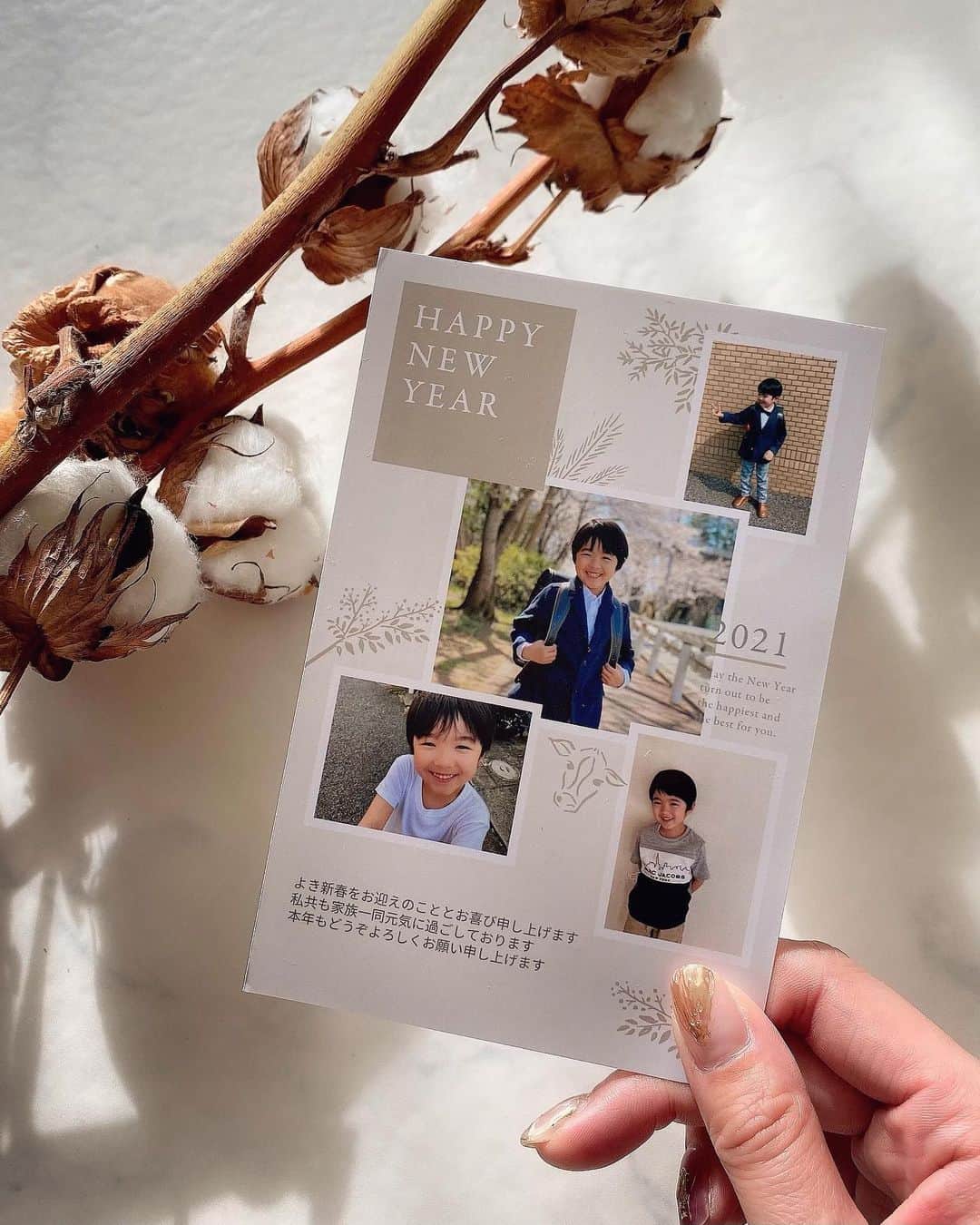のインスタグラム：「. 年賀状の準備始めました❤︎ 毎年、年末になってあたふたするんだけど、 今年はそんなことにならないよう 今から準備始めます😂🙌 . . 今年はアプリで作ろうと思って @sumaho_nenga で作成しました✨ . . 昔もどこでか忘れたけど、 アプリで年賀状作ったことあったんだけど、 おもったより画質悪くて…😭 そんなこともあったし、心配が色々あったので、 @sumaho_nenga の無料で試し刷りキャンペーンで まず注文してみたよ😊❣️ . . 届いたの見てみたらすごく綺麗でビックリ💕 今年はこの年賀状に決めました😍 しかもデザインもたくさんあるから、 自分が気に入ったのが必ず見つかるよ😆 . . 印刷代が10％OFFになるクーポン発行して頂いたので、 もし良かったら使って下さいね✨ ＝＝＝＝＝＝＝＝＝ ks416276 ＝＝＝＝＝＝＝＝＝ . . ストーリーズとハイライトからもチェックできます❣️ . . . #スマホで写真年賀状 #年賀状 #スマホで写真年賀状2021 #クーポンコード #年賀状2021 #年賀状デザイン #年賀状写真 #年賀状アプリ #年賀状撮影 #年賀状作り #年賀状印刷 #年賀状フォト #新年準備 #親バカ #親バカ部 #子育て #小学生ママ #ママ #主婦 #mamagirl #locari #pr #ランドセル #入学式 #子供のいる暮らし #子供のいる生活 #息子 #親子 #コットンフラワー」