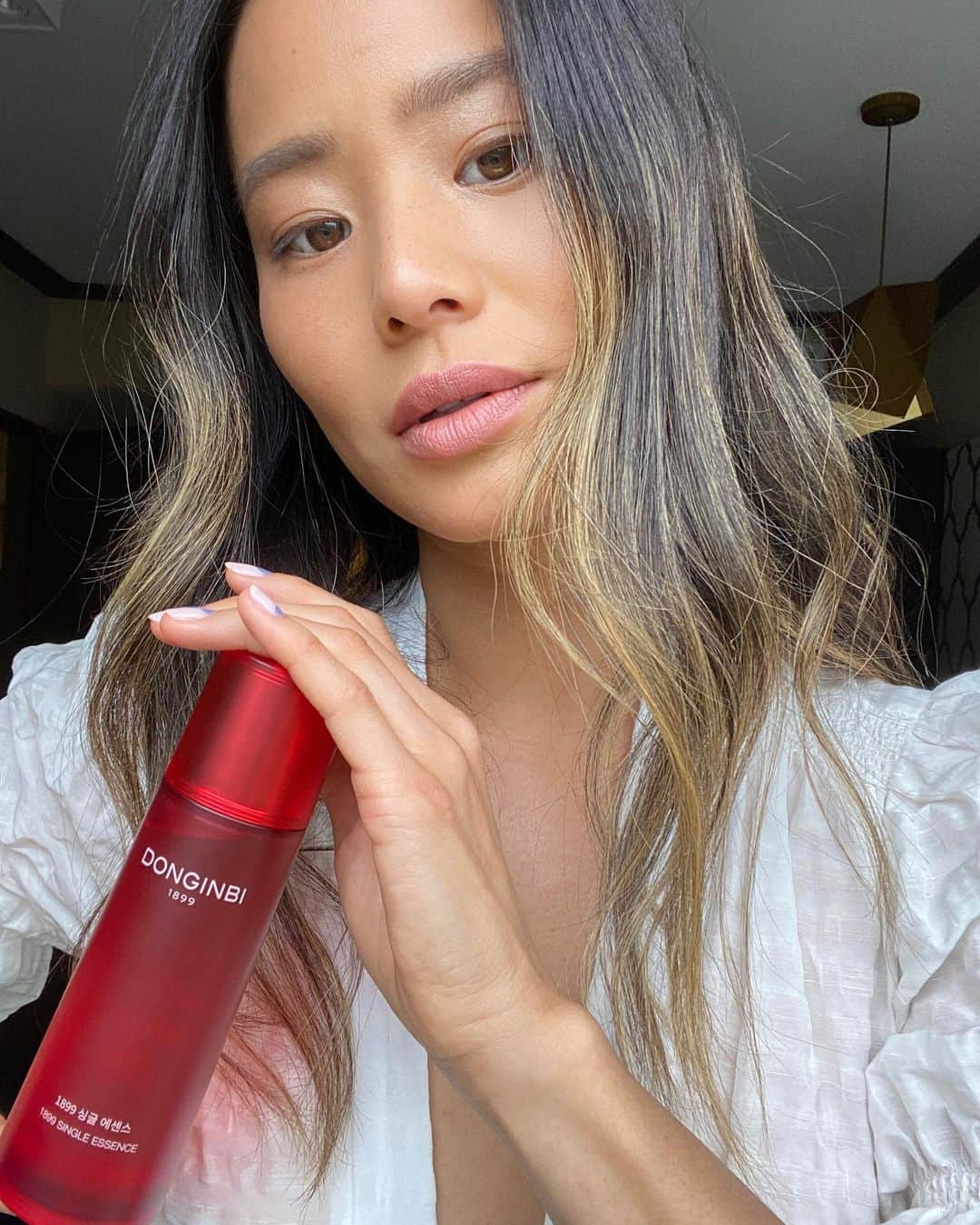 ジェイミー・チャンのインスタグラム：「Time for a giveaway!  This holiday season unwrap the gift of 6-year-old red ginseng root from @DonginbiUSA. Infuse your skin with the repairing power of this legendary superfood. My favorite is the @donginbiusa 1899 Single Essence serum that leaves your skin with a soft dewy look and feel.     Here’s how to enter:    1. Follow @DonginbiUSA ( and make sure to check in periodicly- they will be doing a lot more future giveaways) 2. Tag a friend below that's also a beauty product queen.   10 winners from the comments section will be selected to receive products from @donginbiUSA  (Sorry but US Residents only. Giveaway will close on 12/18)   #giftforyou #christmasgift #Donginbi」