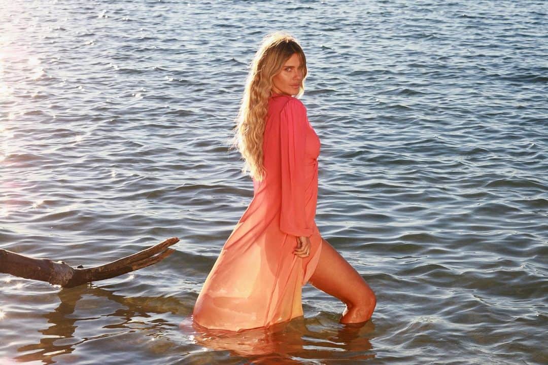 カロライナディークマンのインスタグラム：「#felinebyLôRA no mar... quer dizer, no ar!  é sempre emocionante,  porque fico aqui pensando n’oceis seriando nessas imagens e cores q nasceram tão dentro de mim... e é tão bonito ver vcs se identificando, escolhendo, usando.  é como se, de algum jeito,  eu pudesse estar viva na pele de vocês.  e isso, além de tudo,  é coisa séria; vai além.  obrigada @leo_fuchs  por ser a minha ponte mais iluminada do universo.  com vc,  tudo faz sentido.  em vc, vejo o reflexo da minha alegria,  e juntos,  espalhamos isso por aí... amém.  obrigada, @lidianefeline @soufeline  por essa parceria firme. por ser esse solo fértil,  q faz minha imaginação virar árvore,  dar frutos  e fazer a gente feliz.  a toda equipe q faz nosso sonho virar realidade; costureiras, designers, motoboys, vendedores...  a cada um de vcs, obrigada.  @elvisnm  q traduz sempre lindo  essa nossa história de amor. obrigada, obrigada!  e, por fim, a equipe do dia,  incansável e talentosa demais... vcs são incríveis!!! gratidão ooooo  agora; é com vocês...  🤍」