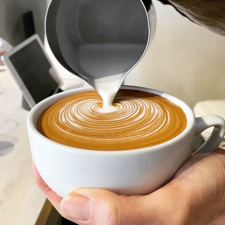 山口淳一のインスタグラム：「Good morning. ゆらゆら。 — #japan #kyoto #here #coffee #herekyoto #canele #latte #latteart #art #cafe #slayer #espresso #roasting #glass #日本 #京都 #コーヒー #カヌレ #ココカヌレ #ラテ #ラテアート #アート #スレイヤー #エスプレッソ #焙煎 #バリスタ #グラス #おうちでココカヌレ #お取り寄せ #お取り寄せスイーツ」