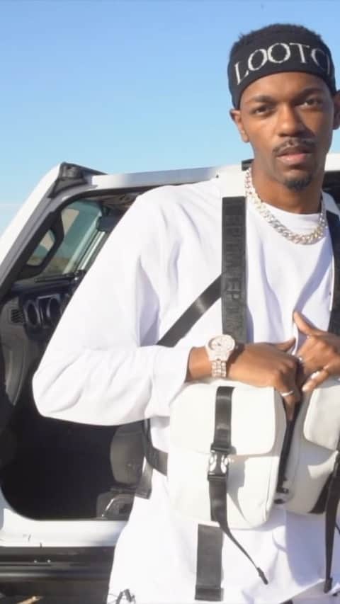 Reggie COUZのインスタグラム：「Hey you guys back again with another #MusicMondays. Check out the song and be sure to let me know what you think in the comments below and like the video 👍🏾  Beat made 🎹and written ✍🏾 by : @reggiecouz  Shot by @lexusmacon   Headband : @lootclubdmv   Lyrics below :  (Hook) She loving the vibes and loving the snow, The white is on the stove looked in her eyes and she wants some more it’s all up on her nose Feel so slumped I fell on the floor Mmm i’m off the gas and I’m feeling so dizzy I’m feeling the woah (And we gon take some more yea)  (Verse) Popping a pill cause I got it I made a friend (I did) Baby you gone off the boat let’s not pretend I thought that I was awoke yeah baby this is not a hoax Mmm I got f**ked up again I can I feel my face and a drunk the hen But Imma count my wins Flashy Passy, making her think I am Nasi, She suck a d**k like she nasty Hit from the back as she calling me daddy yea」