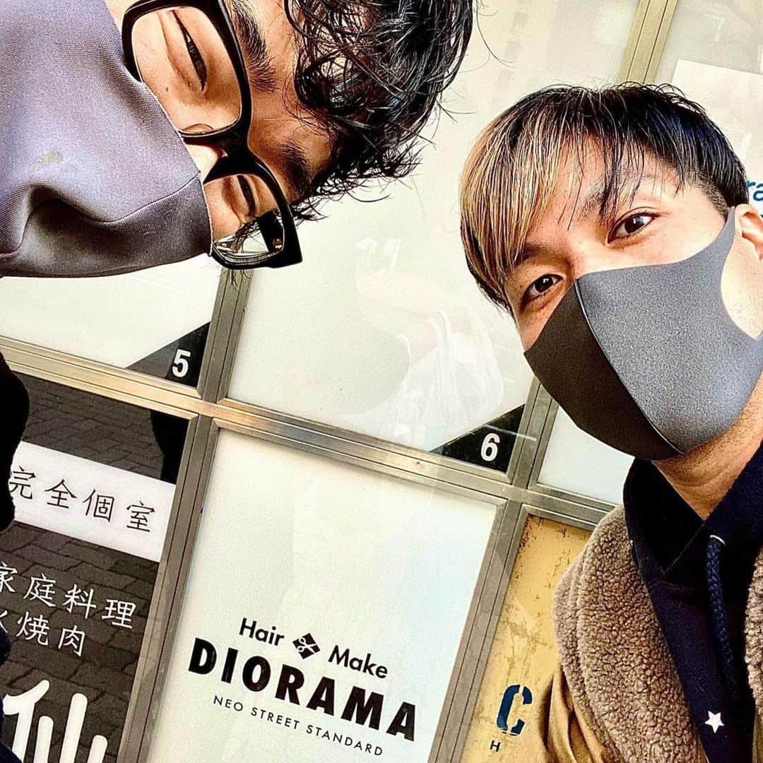 桜井誠のインスタグラム：「スパイストラベラーでメイクしてくれてるnari君のサロンに遊びに行ったよ🤗 カットやカラー、池袋でやりたい方は是非DIORAMAへ #Repost @_n_a_r_i___ with @get_repost ・・・ 先日の『カレーとおやつと』後に桜井さんがサロンに遊びに来てくれました😆🍛  今回バッサリ切ったので次回の収録ヘアメイクが楽しみすぎる✂️  月末の桜井食堂のスパイスカレーも楽しみすぎ😍‼️  @m_sakurai_da   #桜井食堂 #櫻井誠 #毎回写真ありがとうございます🙇‍♂️」