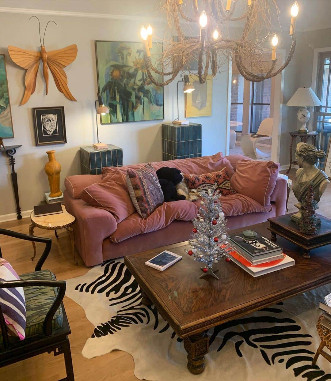 ジェーン・アルドリッジのインスタグラム：「Living room scenes 🦋🦋🦋」