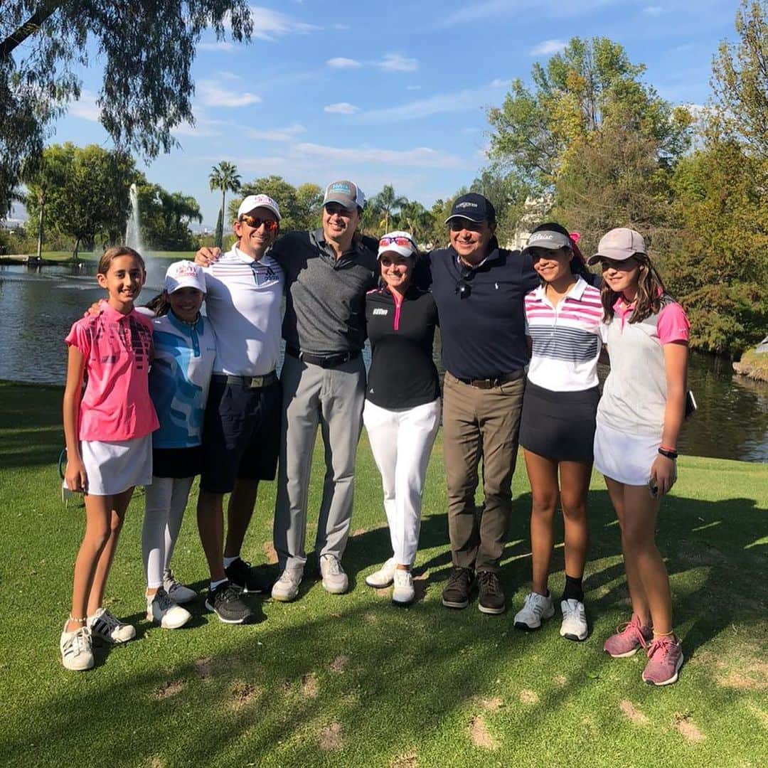 アレハンドラ・ジャネサのインスタグラム：「Muchísimas gracias a todos los socios que año con año se suman a @igpmgolf apoyando e impulsando al golf profesional mexicano, sobretodo en este año tan retador para todos.  Gracias a mi grupo por un día increíble y muy divertido! y que padre poderlo compartir con las futuras jugadoras de Mexico! Gracias al @club.campestre.qro por recibirnos. Gracias @lilialvarezsalum1  @violeta.relela y @lor8a por traer esa pasión y perseverancia con la que jugaban ahora apoyando los sueños de un país que sabe triunfar 🙏❤️🇲🇽 #sisepuede #sumando #tacosdecopete #😁」
