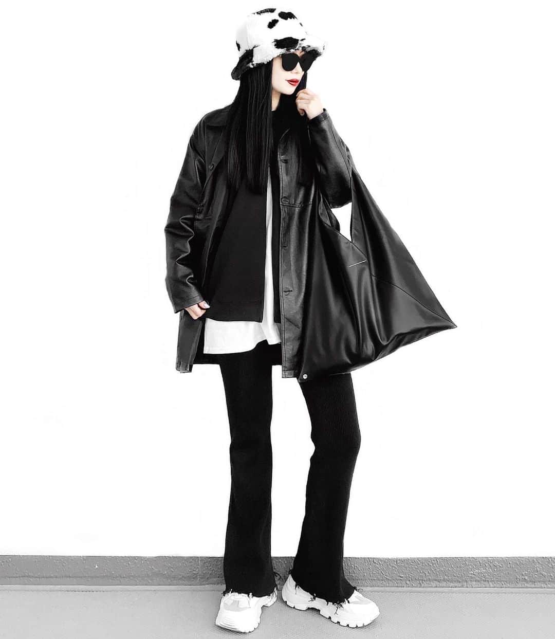 lve_xxxxのインスタグラム：「.﻿ .﻿ 🐄さん。﻿ ﻿ ﾄﾞｽｯﾋﾟﾝですが帽子に😷に🕶だと﻿ 別に平気です。←﻿ (完全に🚨怪しい人だけど)﻿ ﻿ 牛🐮ﾊﾞｹﾊ再入荷のご要望をDMにて﻿ 頂いておりますが申し訳御座いません。﻿ ﻿ 私の方では確実な詳細がわかりかねる為、﻿ @lveu.official のｻｲﾄの﻿ 【入荷お知らせﾒｰﾙ】のご登録を﻿ 何卒宜しくお願い申し上げます🥺﻿ ﻿ ﻿ ｺｰﾃﾞｱｲﾃﾑ詳細は﻿ WEARをご覧くださいませ。﻿ ﻿ WEAR ： lvexxxx ﻿ 💻 https://wear.jp/sp/lvexxxx/﻿ ﻿ －－－－－－－－－－－－－－－－－－﻿ ﻿ 📢ｺﾒﾝﾄ頂ける際は、﻿ 最新投稿にお願い致します。﻿ ﻿ 過去投稿に頂いた際、気がつかない事もあり﻿ お返事致しかねる場合が御座います🙇‍♀ ️﻿ ﻿」