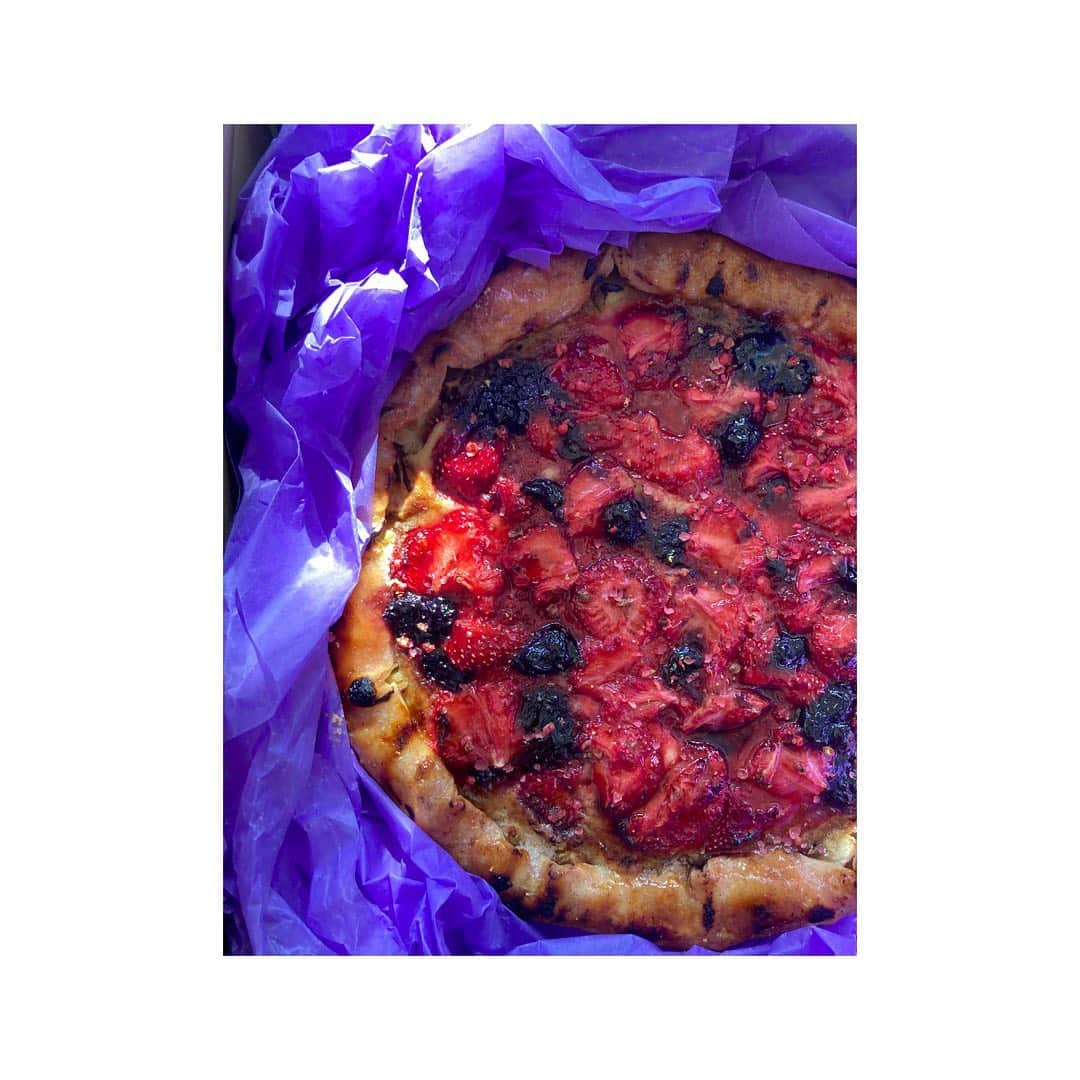 journaleatripのインスタグラム：「crush strawberries  1.5味程 普段と変えたいなと薄くチーズクリームを敷き潰した苺、セージとブルーベリーシロップ 端っこの耳の下にはおまじないを折り込み焼いたパイ。  祝を込めて」