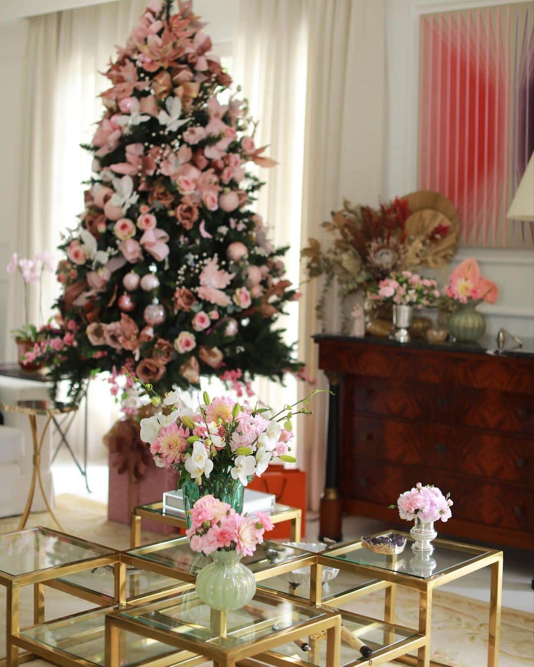 Lalá Noletoさんのインスタグラム写真 - (Lalá NoletoInstagram)「Minha casa rosa! A árvore @wagnerxuxu com flores e borboletas! Os meus arranjos da @surpresasdalu」12月15日 9時25分 - lalanoleto