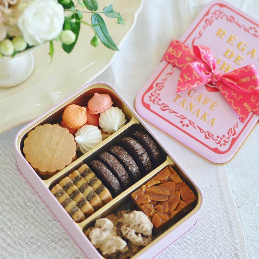 のインスタグラム：「2020.12.15 +cookie ・ 美味しいいただきものは 笑顔になりますね❤︎ ・ 空き缶を大事に とってあるので クッキー缶が 作れたらいいなぁ♪ #美味しいは幸せ  ・ thanks❤︎ @takashima.saeko  さん ・ #クッキー缶#美味しい #美味しい記録 #日々#花のある暮らし #クッキー #sweets#cookie#delicious  #happy#life#cafetanaka」