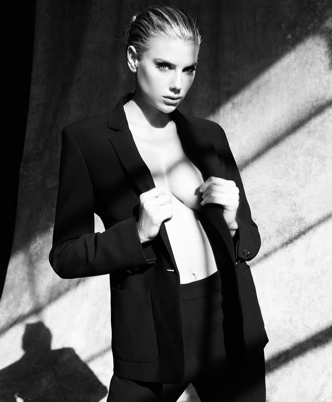 シャーロット・マッキニーのインスタグラム：「@keenmagazine by legend @santedorazio  🖤」