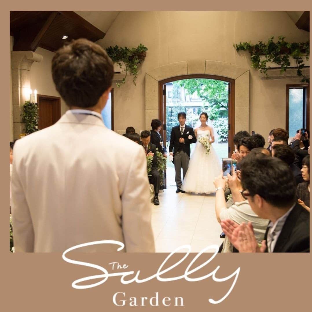The Sally Garden（ザ サリィガーデン）さんのインスタグラム写真 - (The Sally Garden（ザ サリィガーデン）Instagram)「. . #バージンロード  お父様と歩く 大事な大事な一歩 . 今までの思い出を 噛み締めながら‥‥ . 新郎様の元へ。  . . ・。*・。*・。*・。*・。*・。*・ . 🏠公式ホームページは @the_sally_garden のURLから💕 ☞http://sally-garden.jp/ . お気軽にお問い合わせ下さい！ . ． ・。*・。*・。*・。*・。*・。*・ サリィ"５大"おすすめPOINT👰♡ ・。*・。*・。*・。*・。*・。*・ . （１）完全貸切ウエディング🏠💕 . 鮮やかな緑と光が包む。 別荘に友人や家族を招くようにリラックスできる空間 . ┈┈┈┈┈┈┈┈┈┈┈┈┈┈┈┈┈┈┈ （２）360度ゲストを囲むガーデン挙式🌿 . 憧れのガーデン挙式と 人気のラスティックウェディングが叶う . ┈┈┈┈┈┈┈┈┈┈┈┈┈┈┈┈┈┈┈ （３）ゲストの喜びが鍵になる👰🤵✨ . ふたりの想いやイメージを汲み取り、 おもてなしのプロとしてチームサリィが 一丸となり理想のウエディングを創り上げます。 . ┈┈┈┈┈┈┈┈┈┈┈┈┈┈┈┈┈┈┈ （４）笑顔が広がる美食🍽💕 . 幅広い年齢層から支持される美食 お箸で年配ゲストも食べやすい気配りも。 . ┈┈┈┈┈┈┈┈┈┈┈┈┈┈┈┈┈┈┈ （５）アクセス🚘🌟 . 最寄り駅から5分!! 国道50号線付近にあり各方面から訪れやすい。 . ・。*・。*・。*・。*・。*・。*・ #ザサリィガーデン  #栃木結婚式 #花嫁diyレポ #ラスティックウエディング #挙式レポ #挙式ヘアメイク #ガーデン挙式 #挙式入場 #セレモニースタイル #セレモニーコーデ #挙式スタイル #挙式演出 #結婚式場 #ウエディングレポート #ガーデンウエディング #ナチュラルウエディング #gardenwedding #naturalwedding #プラコレ #Dressy花嫁 #ゼクシィ2020 #2020秋婚 #2020冬婚 #2021春婚 #2021夏婚」12月15日 9時31分 - the_sally_garden