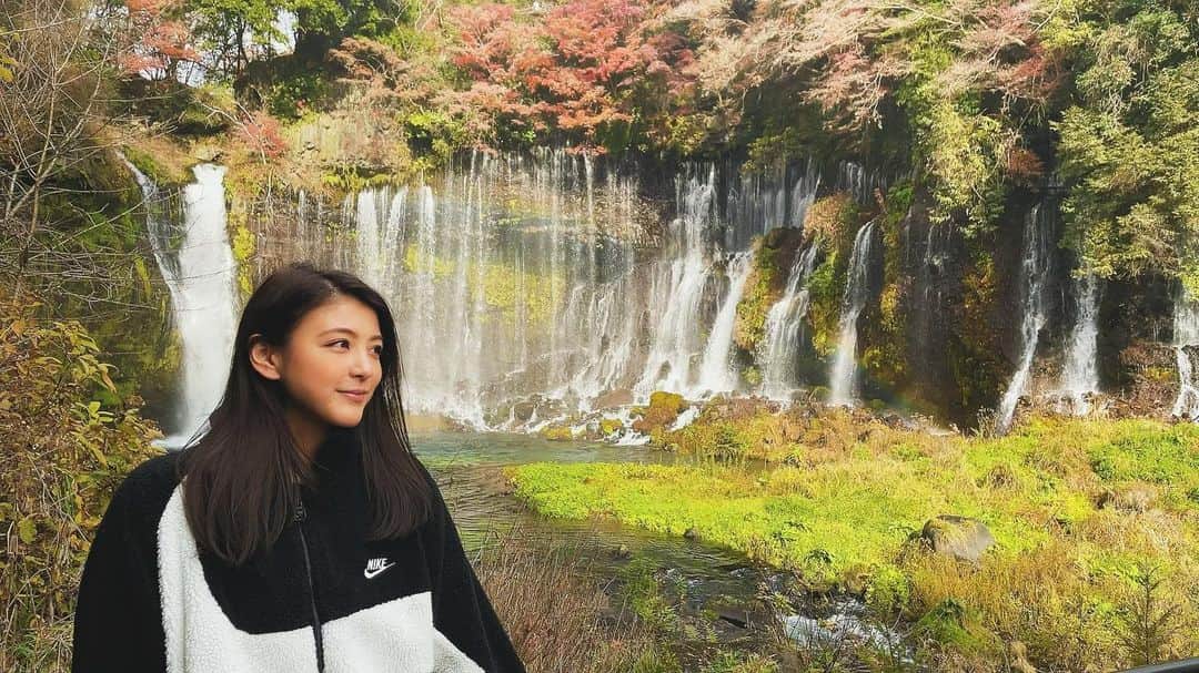 源崎トモエのインスタグラム：「訪れた場所の近くに滝があると必ず行ってしまう🍁 . #白糸の滝 #静岡 #静岡県 #富士宮市  #紅葉 #鮮やか #紅葉も好き #癒される風景 #マイナスイオン」