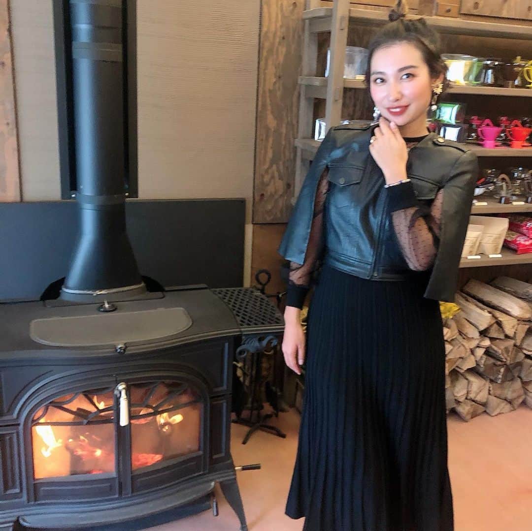 エマ中岡優姫のインスタグラム：「暖炉って、、、 幸せな気持ちになる❤️ 寒いな〜と思ったら 初雪❄️ スタッドレスに変えておいて よかった〜🚗！ . 私の大好きな #ミラサカコーヒー ☕️ （ @mirasakacoffee ) ほっこりできる場所です☺️ いつもありがとうございます❤️ #コーヒー  #広島カフェ  #暖炉  #三次カフェ  #hiroshima  #男の子ママ  #シングルマザー」