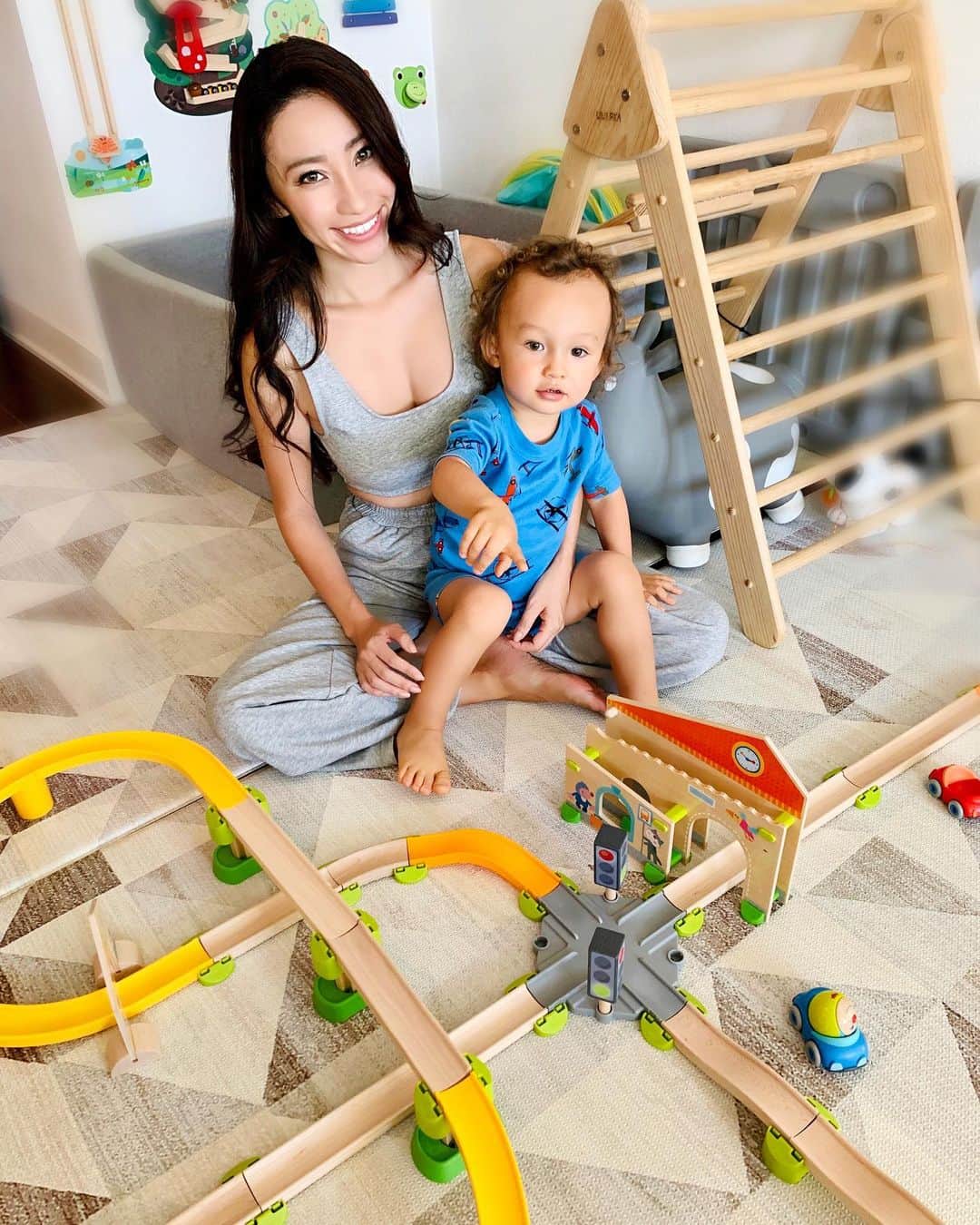 春名愛海のインスタグラム：「His Fav Toy thesedays❤︎ He also learned a word “Bridge” because of this toy! Yay Can’t wait to show you the world 🌎   Thanks @habausa for this gift 🎁  最近お気に入りのおもちゃ❤︎ . . . #habausa #revolveme #revolvewinter #love #ファッション #时尚 #패션#japanese  #asian #boymom #happy #lalife #influencer #momlife #losangeles #japnesemodel #ロサンゼルス #カリフォルニア #ママスタ #子育てぐらむ #海外生活 #撮影  #ママリ  #ママライフ #photoshoot #バイリンガル #バイリンガル育児 #revolvewinter」
