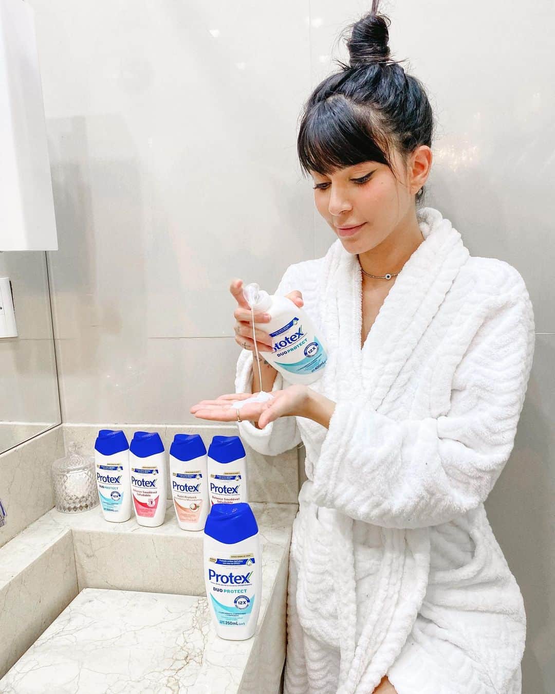 Gabriela Salesのインスタグラム：「Lacrinhas e lacrinhossss, vamos falar aqui um pouquinho sobre saúde. Vocês sabem que, mais do que nunca, lavar as mãos é super importante. Esse ano foi essencial, por conta de tudo que passamos e ainda estamos vivendo. Então não vamos descuidar!!!Aqui em casa a gente usa @protexbrasil, que já era mara e agora vem com uma novidade ainda mais incrível. Tanto a linha para mãos, quanto a de banho, foi enriquecida com óleo de semente de linhaça. Então, o Protex Líquido que já era super recomendado, porque elimina 99,9% das bactérias, agora também ajuda nas defesas naturais da pele. Tem várias fragrâncias incríveis! É só escolher a sua preferida é se jogar! E por aqui ainda tirou o cheiro de siri 😂😂😂! Amooo! Piscininhas de amor por @protexbrasil ❤️❤️❤️ *publi」