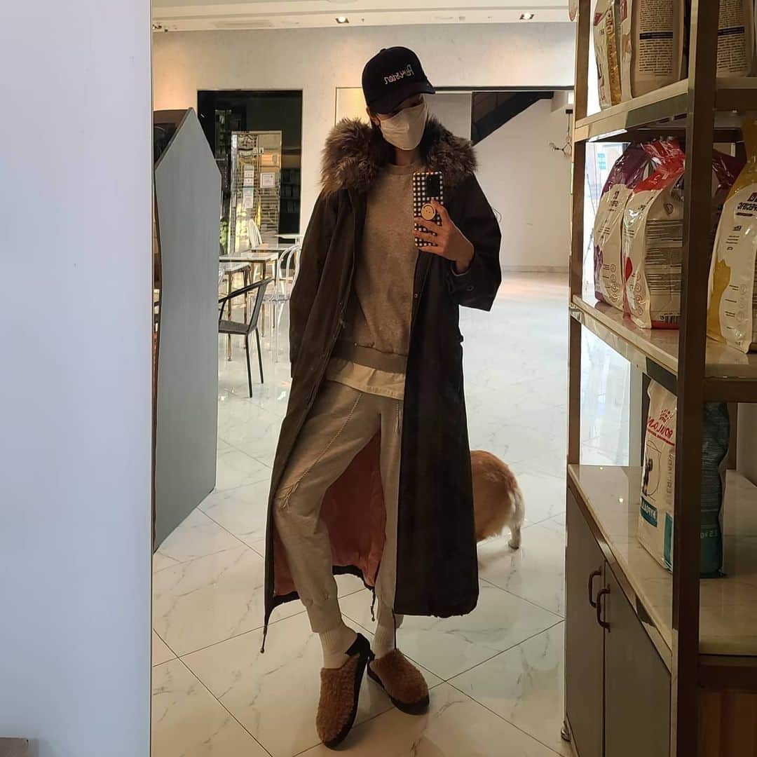 ユ・ハナのインスタグラム：「헌이가 학교 가는날은 새벽 6시 40분 기상이고요 그래서 아예 데려다 줄 옷을 입고 자고요 어젠 양말까지 신고잤는데  오빠가 답답해보였는지 자는데 벗겨놨고요 벗겨서 내 베개옆에 고이 놔두었고요 고맙고요 바지는 미리 입고 자서 무릎 나왔고요 무릎나온건 예상못했고요 긴 야상으로 가렸고요 어쨋든 스쿨버스태워보냈고요  도루 체리아이 수술하는 날이라 병원왔고요 이 길게나오는 거울 놓칠 수 없었고요 큰 수술아니지만 수술전 동의서는 늘 무섭고요 나는 점점 책임질것들이 많고요 그래서 오늘도 잘 살아야하고요 지금은 운동나갈 하숙생 고구마랑 계란을 챙겨주러 가고요  코로나로 너도나도 힘든시기  남편씹지말고 콜라겐츄 씹어요 라고 끝내겠습니다!」