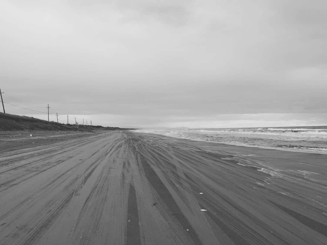 宇野陽介さんのインスタグラム写真 - (宇野陽介Instagram)「やっぱ千里浜って、凄いな。 砂浜のストレートを、ドライブ出来るって。 #aresbikes #石川県 #千里浜　#砂丘 #goto #きまっし石川」12月15日 9時52分 - yorkuno