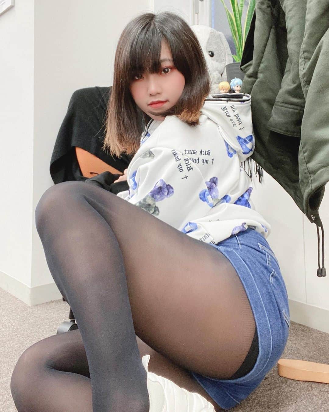 SIRIUSさんのインスタグラム写真 - (SIRIUSInstagram)「我有耳朵！ 今天拍的頗滿意 但是好冷啊！( ´_ゝ`) 冬天了呢冬天 . . #dailylook #look #ootd #ootdfashion #ootd4nylonjp #japanesefashion #hoodie #style #cute #kawaii #fashion #legs #legday #girl #asiangirls #blogger #instagood #instalike #instadaily  #ファッション #パーカーコーデ #パーカー #美脚 #原宿系 #原宿系ファッション  #穿搭 #長腿 #黑絲」12月15日 9時53分 - sirius_4102
