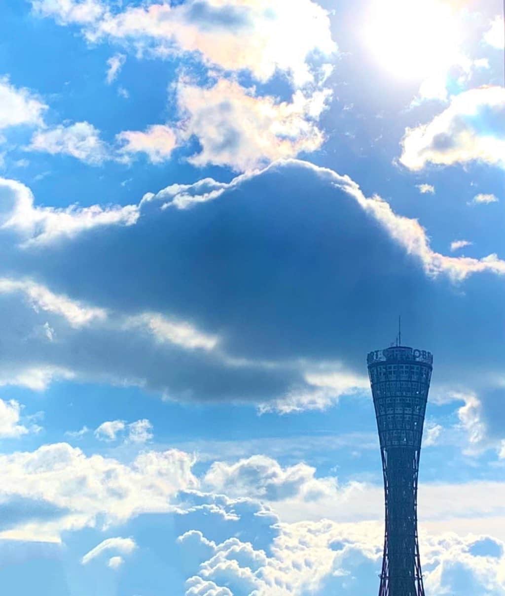 のインスタグラム：「今朝は絵のような景色でしたよ(๑′ᴗ‵๑) 雲が虹色🌈✨  #神戸」