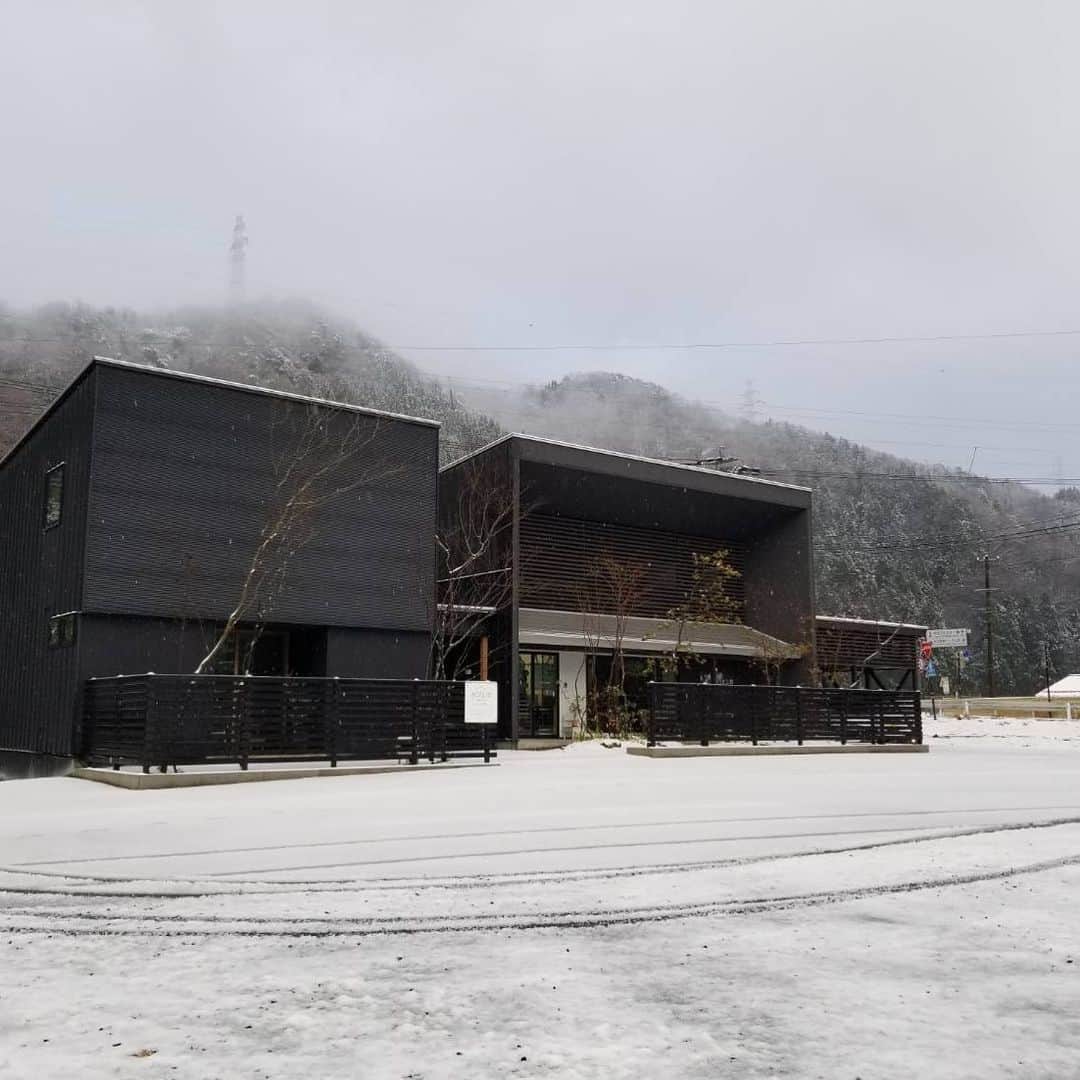 福井 注文住宅 新築 スーパーウォール みつぐはうす工房のインスタグラム：「. 初雪ですね❄︎ . こちら今庄の事務所は予報通り 少し雪が積もりました . 今もチラチラ降ったりやんだり . お越しの際はお気をつけてどうぞ .」