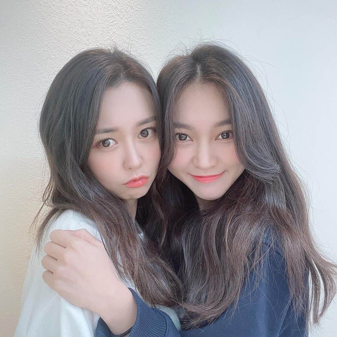 ホ・ヨンジュ のインスタグラム：「🥺🙂👉🏻😖😉 날이 많이 추워졌어요 사랑하는 사람과 꼭 붙어있어요 ღ'ᴗ'ღ」